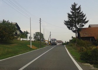 FOTO: Izmještanje strujnih stupova u Šumećanima