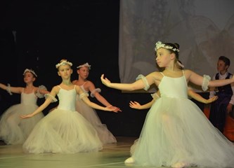 Baletna scena u Jaski očarava publiku