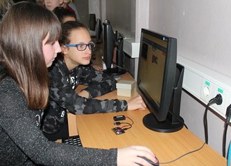 Ministrica Divjak na satu informatike kod goričkih učenika