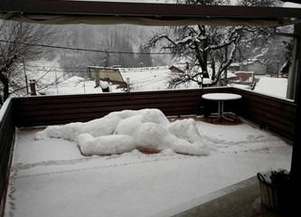 Snježne radosti: Na terasi odmara "djevojka dana"