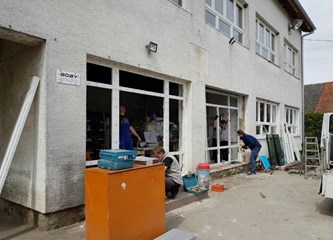 FOTO: Nova stolarija za društveni dom u Okešincu