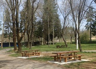 Zelina: Nove klupe i stolovi u parku