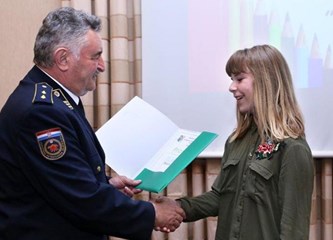 Školarci primili nagrade za radove na temu vatrogastva