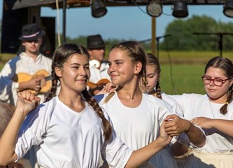 Veleševec: Jurica i Suzana najbolji u tradicionalnoj košnji