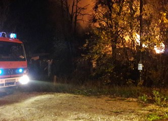 VIDEO: Vatra progutala skladište u Kurilovcu