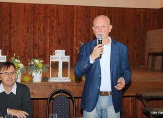 "Blato u dvorištu": Ratko Cvetnić u Mraclinu predstavio svoj novi roman