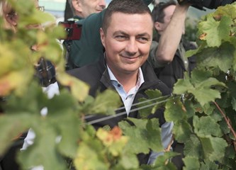 Milanović u Jaski na Diplomatskoj berbi brao grožđe s veleposlanicima