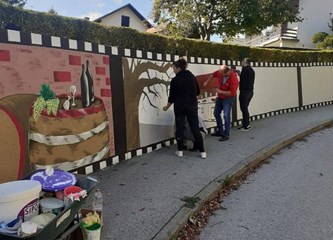 FOTO: Zelinčani oslikavaju 65 metara dug zid kadrovima svoga grada