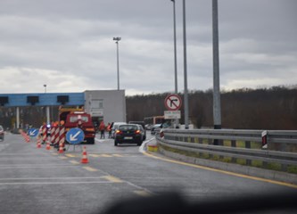 FOTO: BMW-om se zabio u objekt HAC-a na naplatnoj postaji, život izgubio djelatnik