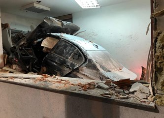 FOTO: BMW-om se zabio u objekt HAC-a na naplatnoj postaji, život izgubio djelatnik