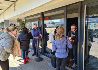 FOTO Velikogoričani uživaju u 'kavi za van': Ugostitelji pozdravili blago popuštanje, ali brojni kafići ostali zatvoreni