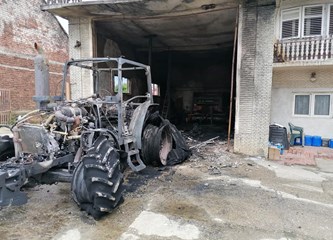 FOTO: U Hagnju izgorjeli traktor i balirka, prilikom gašenja požara ozlijeđen pripadnik DVD-a