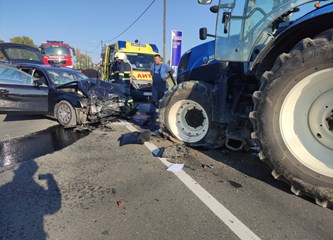 Klinča Sela: Vozač (65) Audijem prešao u suprotan smjer i zabio se u traktor, teško je stradao