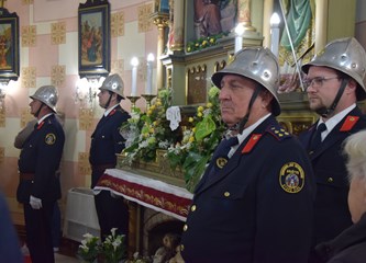 Velika subota: Vatrogasci tradicionalno čuvaju Isusov grob u crkvama
