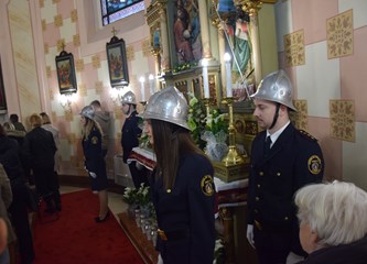 Velika subota: Vatrogasci tradicionalno čuvaju Isusov grob u crkvama