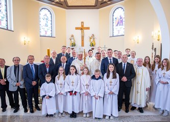Plod dobrote i bratske ljubavi: Svečano otvorena crkva Uzvišenja Svetog Križa u Kravarskom