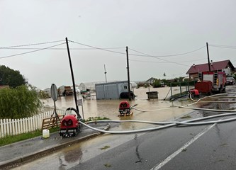 U Vrbovcu zbog poplava stotinjak vatrogasaca na terenu, u Pokupskom pripreme za vodeni val